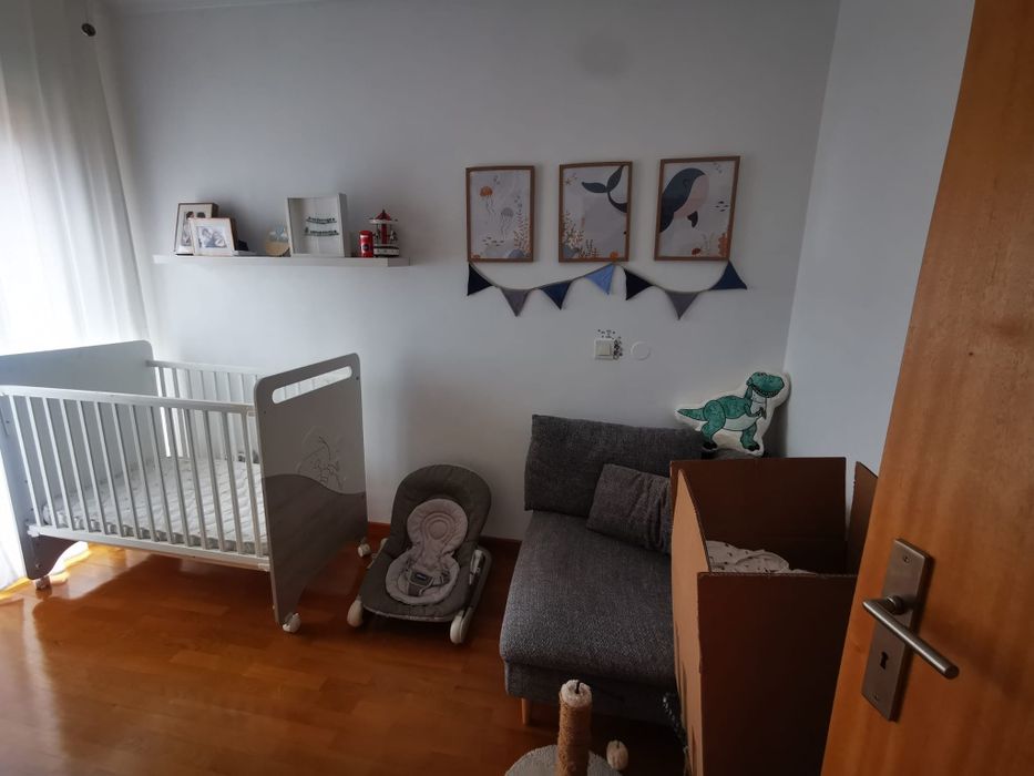 Berço com rodas e grade deslizante