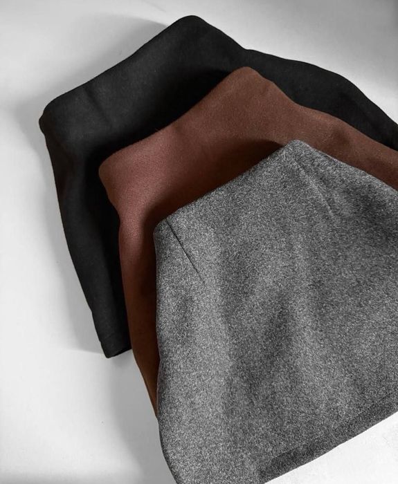 Чорна кашемірова спідниця-шорти