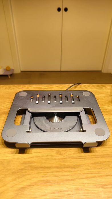 Suporte Portátil com Hub USB-C - ADAM Elements CASA Hub Stand Pro (Rotativo 360°)