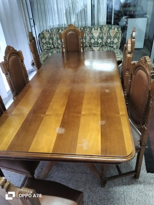 Mesa e 8 cadeiras de sala de jantar