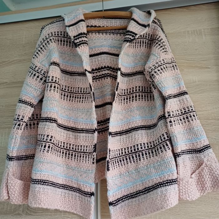 Sweter z kapturem