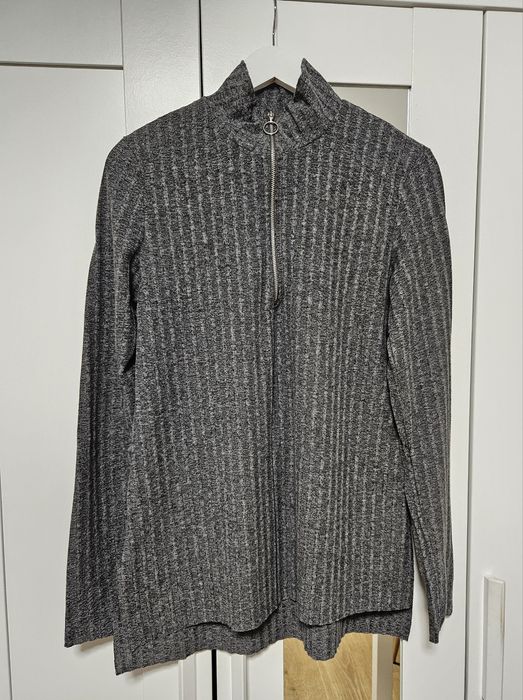 Cienki sweterek bluzka z rozpinanym golfem Bershka