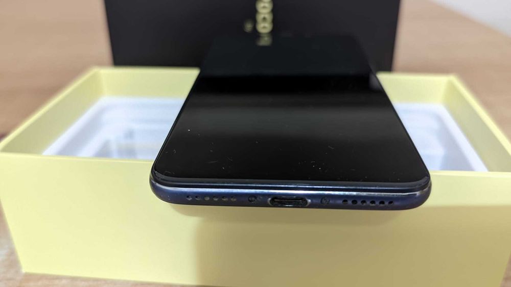 Pocophone F1 em bom estado