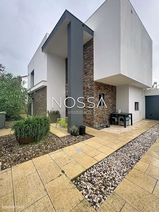 Moradia isolada com piscina salgada aquecida