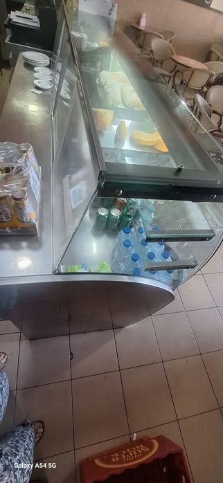 Balcao/vitrine  avariada para despachar,da para restaurar  arranjar