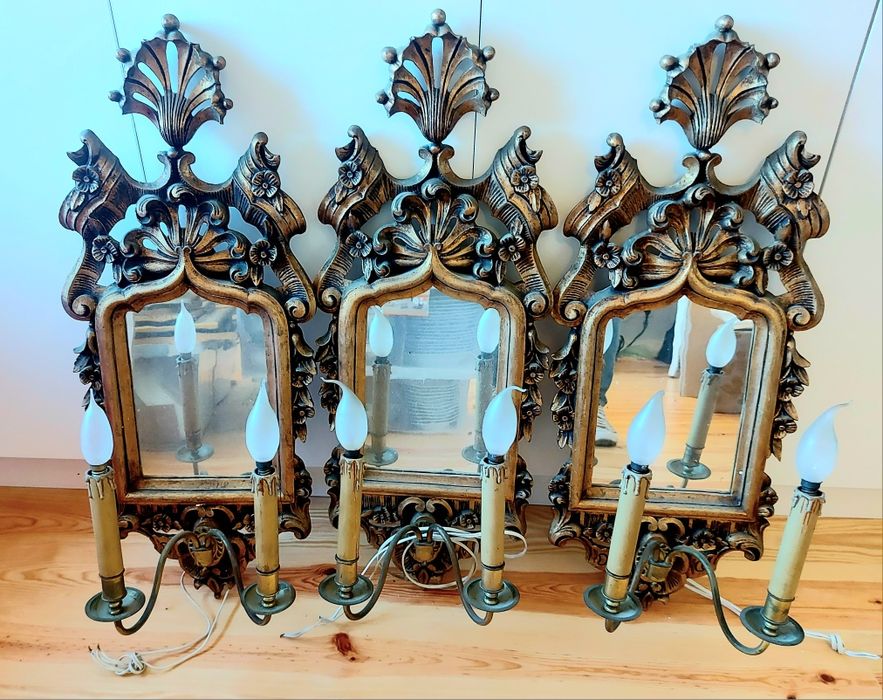 Conjunto de três apliques de parede em talha dourado do século XIX