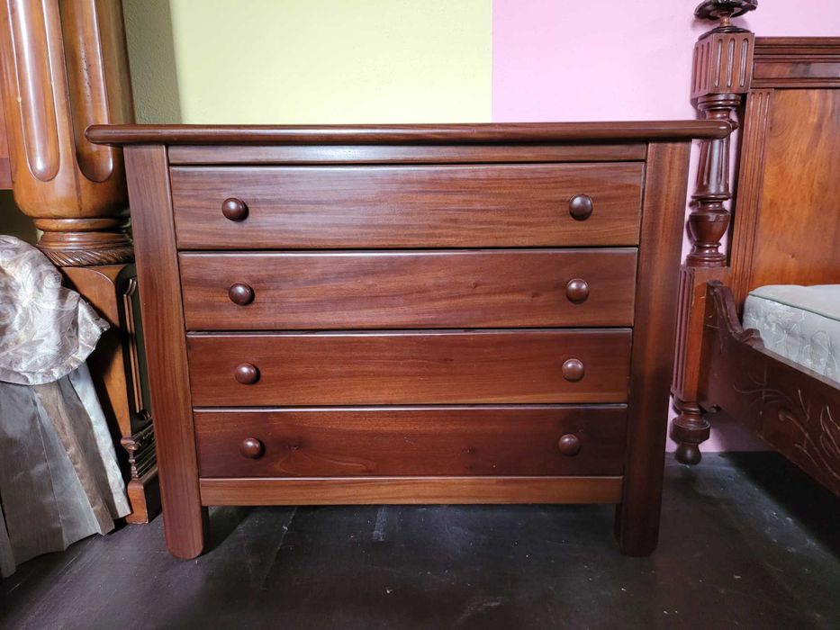 Cómoda em madeira com 4 gavetas - óptimo estado