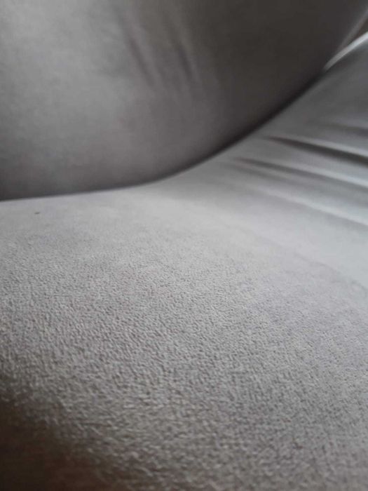 Cadeira cinza claro com pernas metálicas