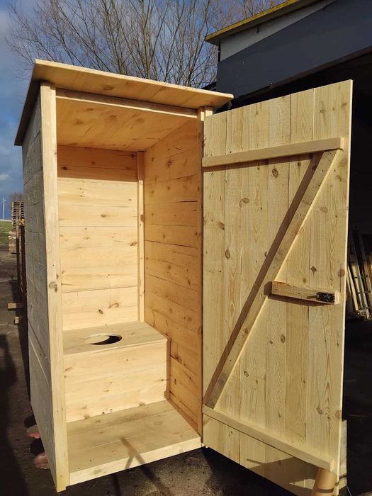 Toaleta drewniana, wychodek.