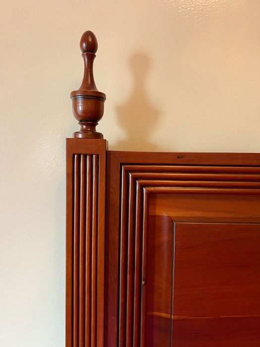 Conjunto de cama c/ colchão e mesas de cabeceira em cerejeira