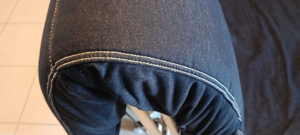 Sofá cama estrutura metálica e colchão e cobertura de ganga azul