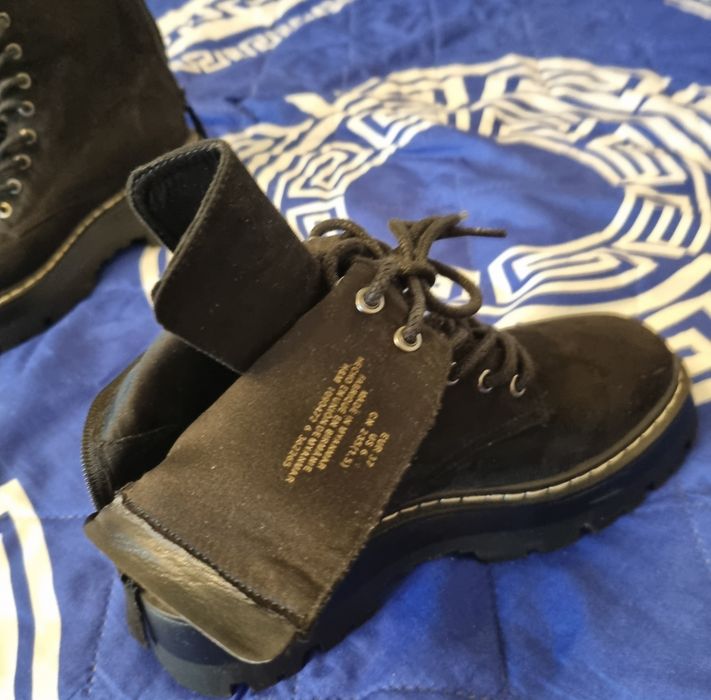 Czarne trzewiki w stylu Combat boots