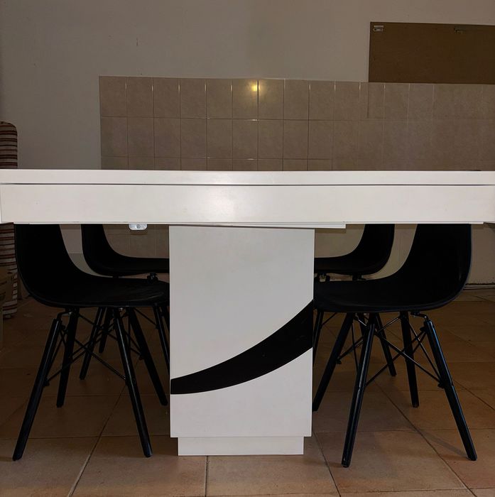 Mesa de jantar e cadeiras