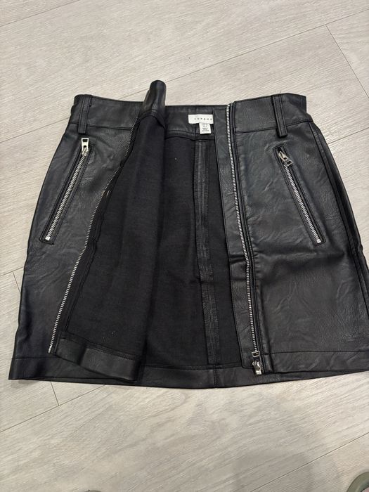 Стильна жіноча спідничка з екошкіри