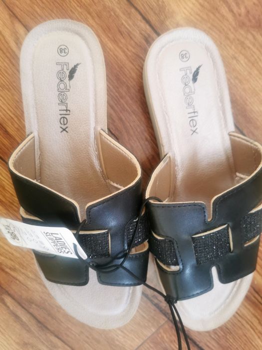 Nowe czarne klapki 38