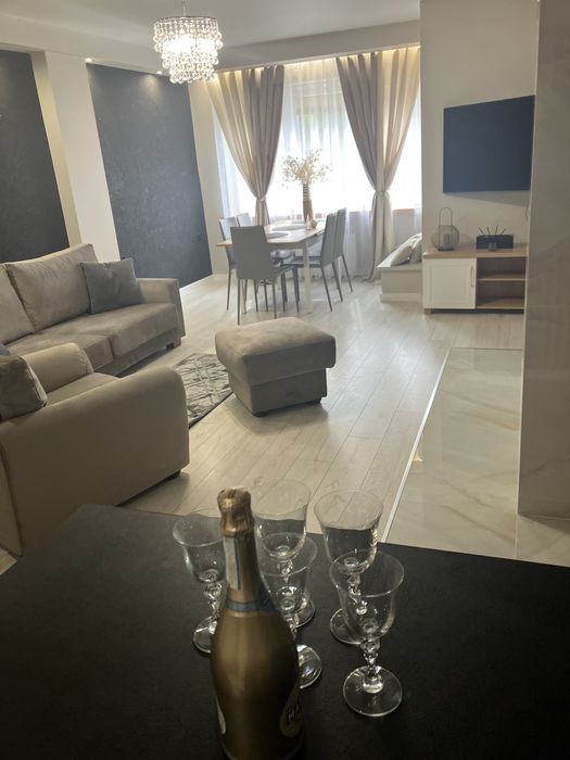 Arkadia blisko jeziora i lasu