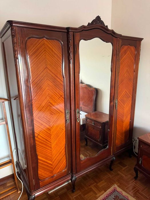 Conjunto de mobiliário em madeira maciça, excelente estado, ideal para moradia ou casa clássica.