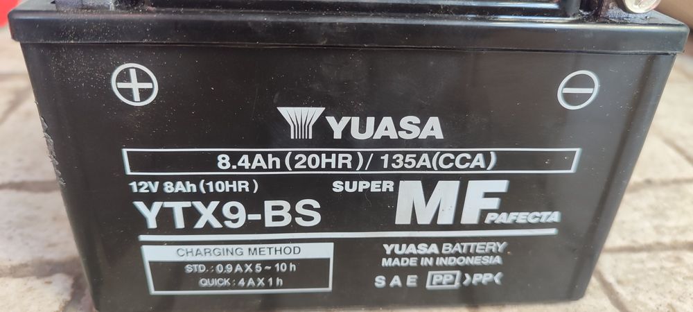 Bateria Yuasa para mota com garantia e factura.