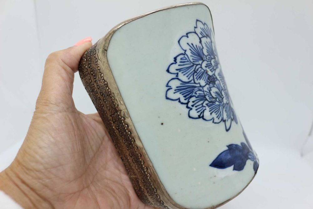 Caixa em Porcelana e Prata Chinesa Azul e Branco Desenho Flor Lotus
