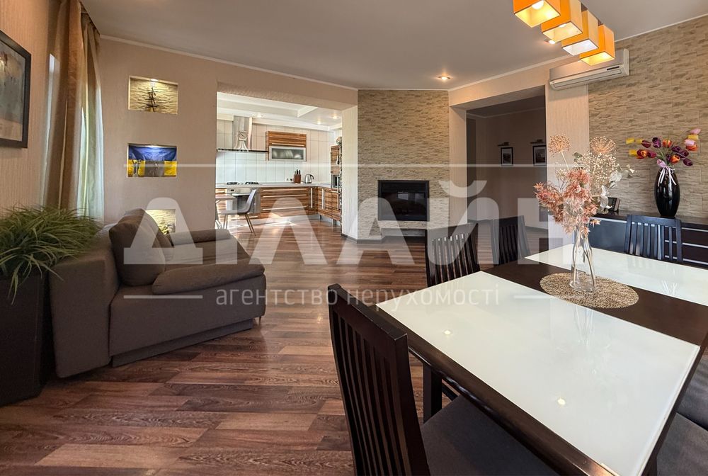 Гарний будинок на Правому 350 м2 , 16 сот