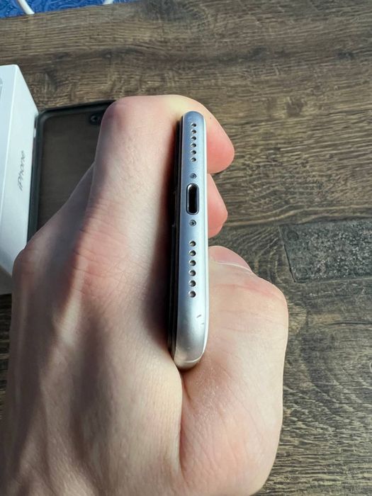 Продам Iphone se2020 64gb