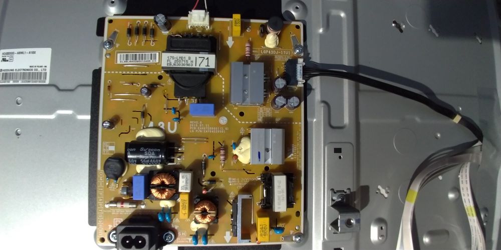 Smart TV LG 43un71006, ecrã partido, referência das placas nas fotos