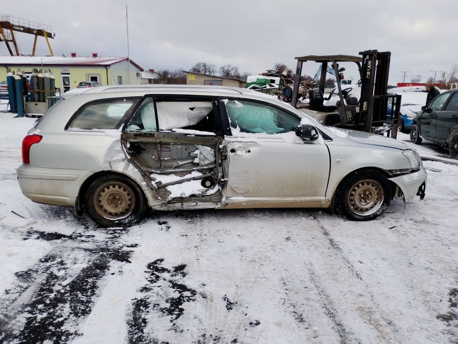 Toyota Avensis, 2003r, 1.8 Pb - na części.