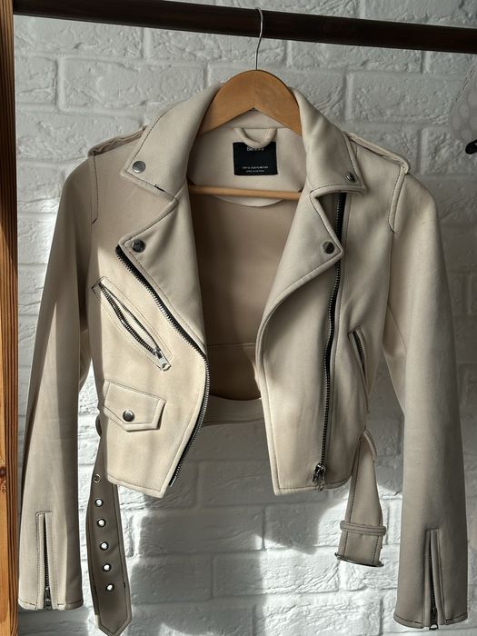 Укорочена замшева косуха BERSHKA, розмір XS, молочного кольору