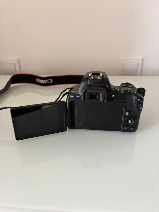 Kit Canon EOS 250D + EF-S 18-55mm f/4-5.6 IS STM