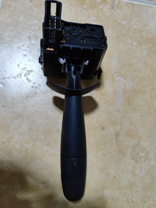 Przełącznik wycieraczek i spryskiwaczy.