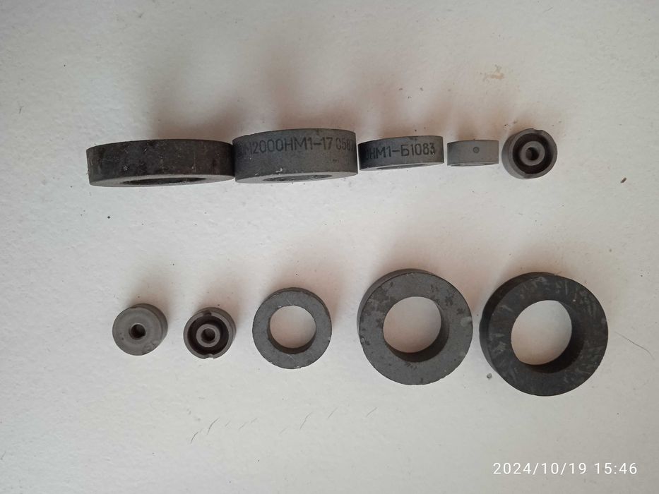 Ферритовые кольца и сердечник без покрытия