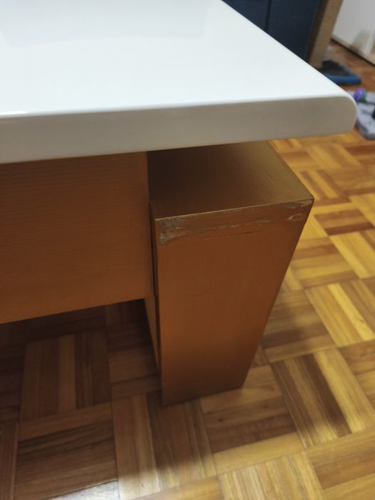 Mesa de centro elevatória - em branco e dourado