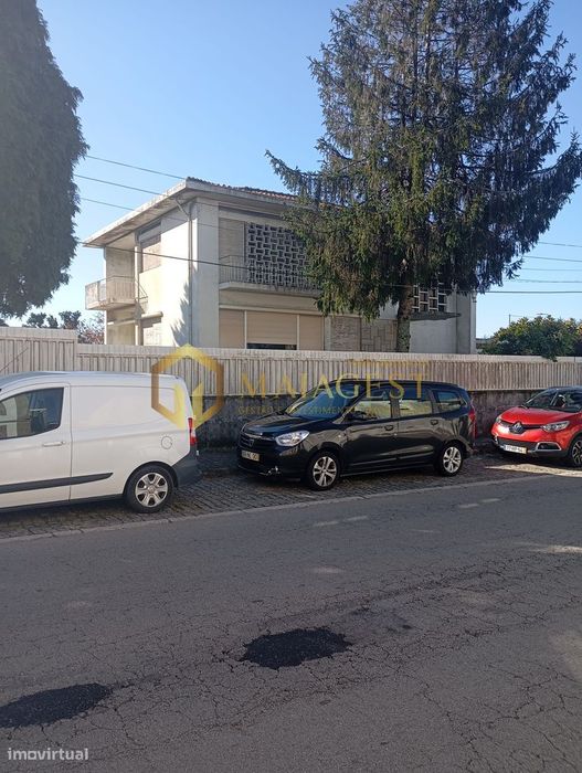 Moradia T6 individual de 4 frentes com terreno em Mozelos