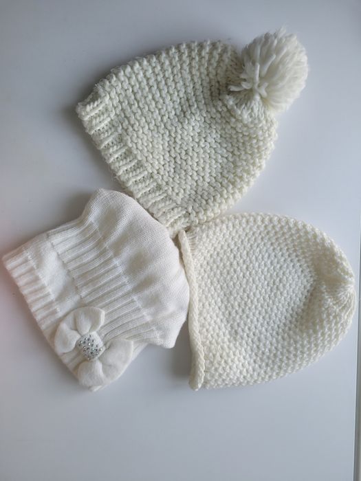 Білі в'язані жіночі підліткові шапки в ідеальному стані