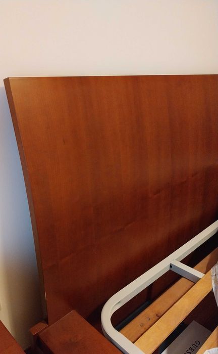 Cama com estrado e colchão em cerejeira maciça