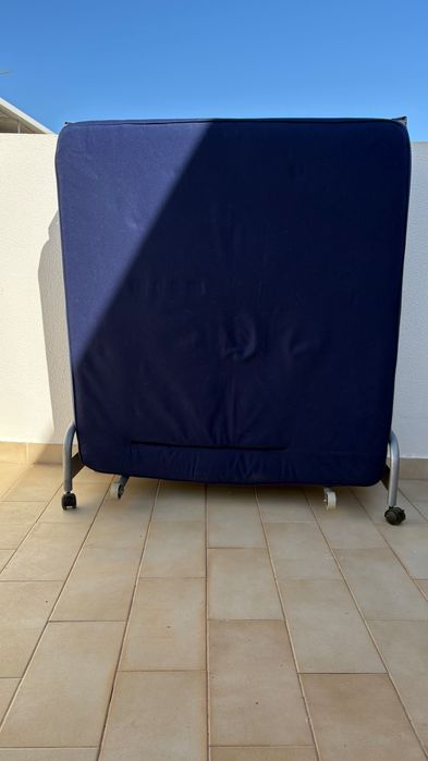 Sofá cama azul dobrável
