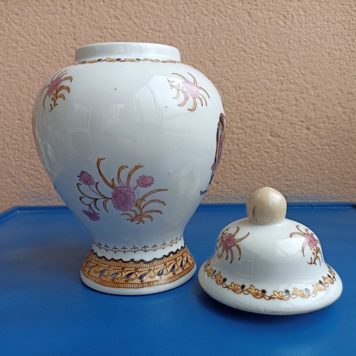 Pote oriental brasonado com tampa
