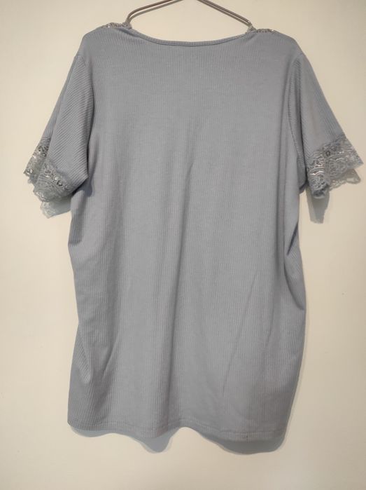 Niebieska prążkowana bluzka z koronką