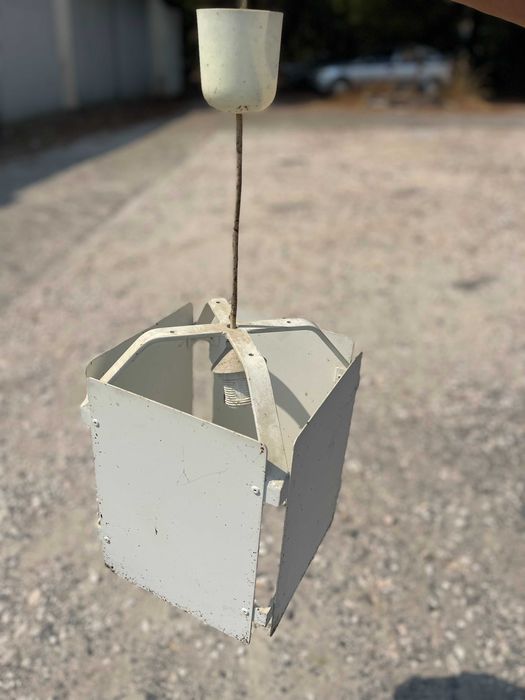 Candeeiro de teto em metal branco – estilo industrial minimalista
