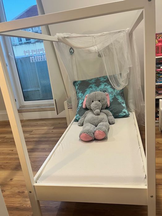 Cama de criança com colchão e estrado