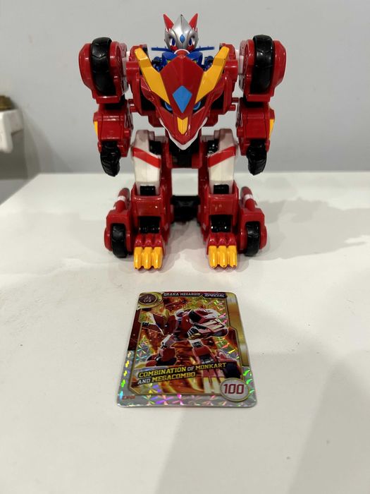 Великий Мегароїд Драка монстр з Монкарт, робот трансформер