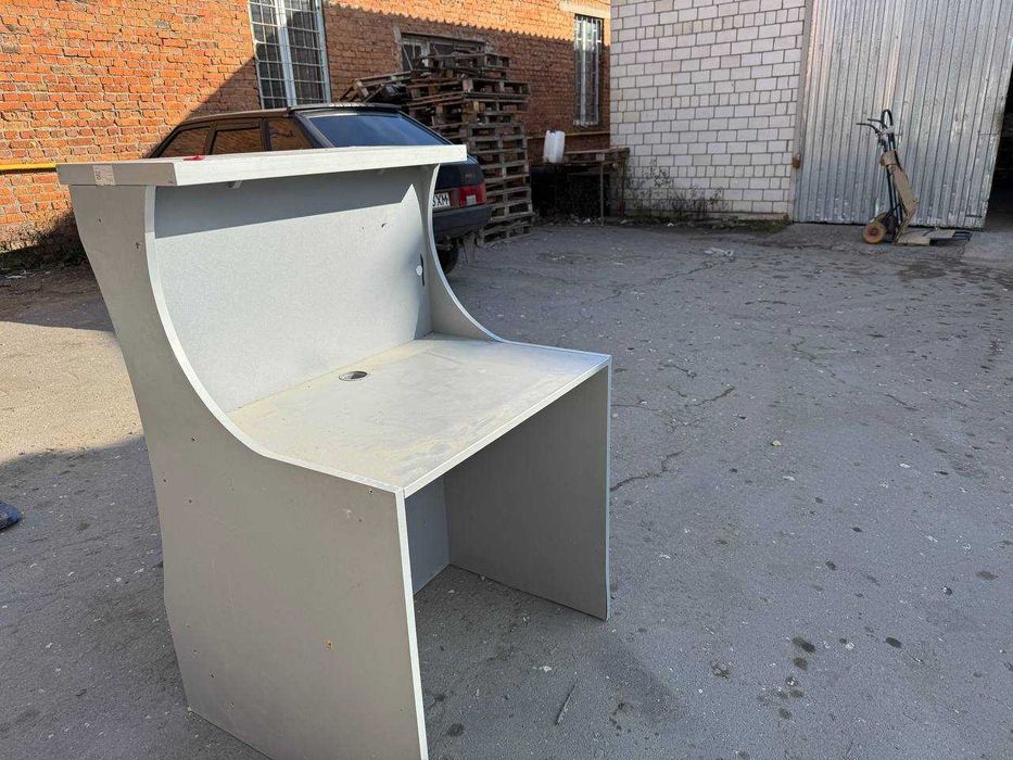 Б/В Стіл з нішами та жовтими вставками