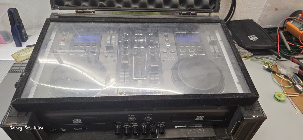Mesa de DJ GEMINI 3700G Proficional