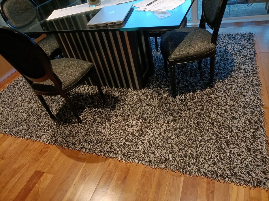 Carpete spagheti preta e cinza