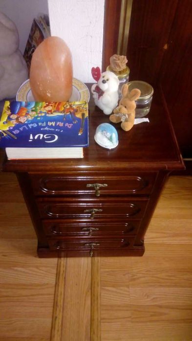 Mobília de Quarto de Casal em Madeira Castanho Maciça