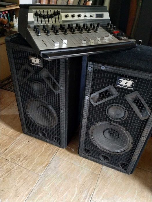 Wzmacniacz audio i mikser kolumny solidny sprzęt estradowy