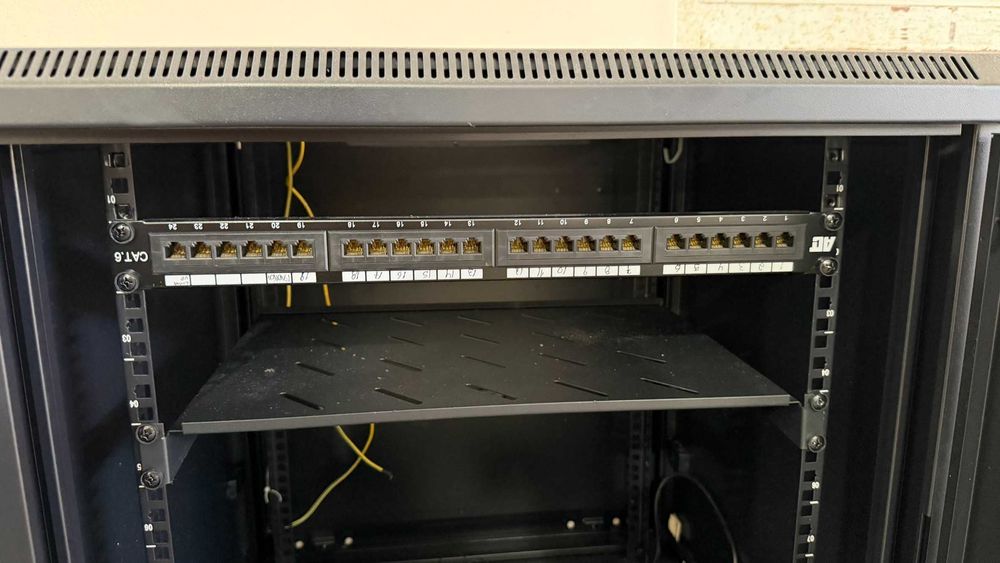 Armário Rack 19" Powergreen (Parede / Chão) com Patch Panel Cat6, Prateleira e Ventoinhas