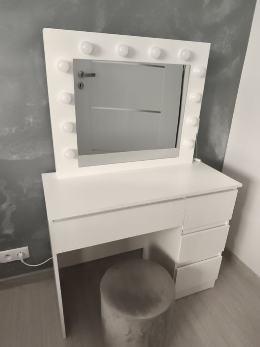 Toaletka 12 światełek led z gniazdkiem