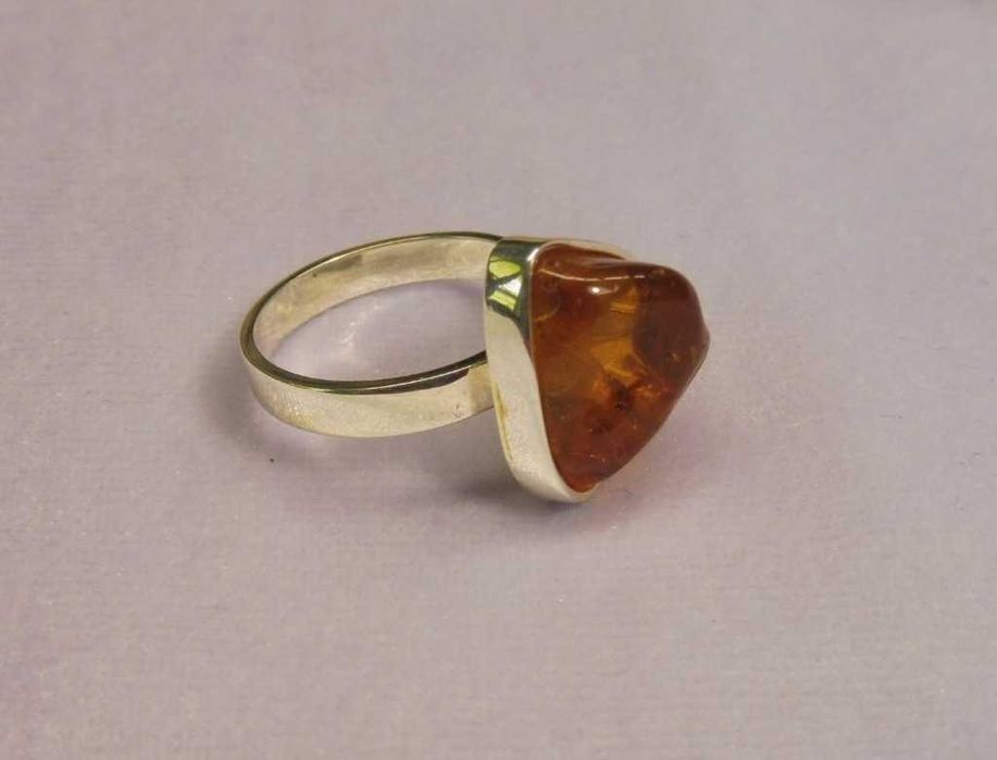 Srebrny pierścionek z bursztynem