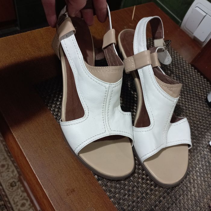 Шкіряні босоніжки майже нові